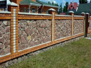 Кирпичный забор с камнем 12 метров фото в Ашукино