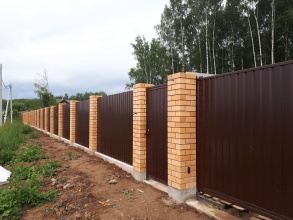 Кирпичный забор на ленточном фундаменте 12 метров фото в Ашукино