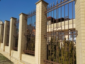 Кирпичный забор с ковкой  10 метров фото в Ашукино